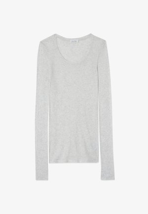 Dolga majica svetlo sive barve z dolgimi rokavi, narejena iz mehkega materiala, z okroglim izrezom in ožjim krojem. Ima minimalno teksturo in brez vzorcev.