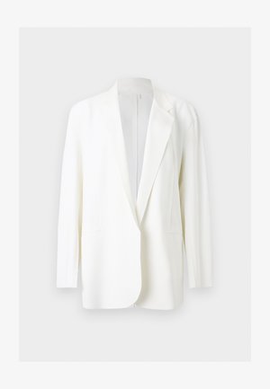 Hvid skræddersyet blazer med hak-lapels, lange ærmer og to forlommer, vist på en ensartet lys baggrund.