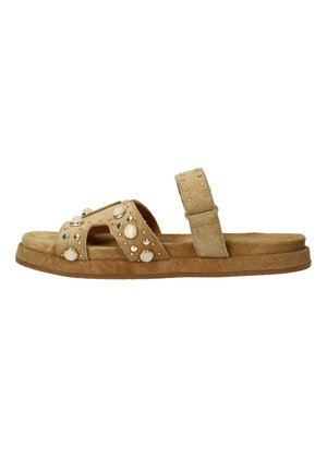 Tan suède platte sandaal met dubbele bandjes, versierd met ronde parelachtige en metalen studs, voorzien van een enkelbandje voor ondersteuning.