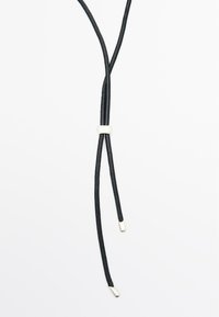 Sort lædercord med sølvmetalspidser, der har en central sølvglider. Designet er enkelt og minimalistisk.