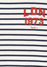 Námornícky a biely prúžkovaný tričko s červeným potlačou "LDN 1973" a logom "Pepe Jeans". Bavlnený materiál, okrúhly výstrih, krátke rukávy.