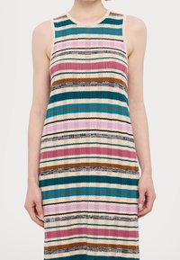 Robe sans manches en tricot présentant des rayures horizontales multicolores dans les tons rose, bleu-vert, marron et crème. Encolure ronde et design ajusté.