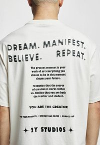 2Y Studios CREATOR - Mar�škinėliai su spaudiniu - off white