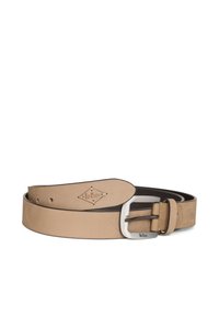 Beige leren riem met een gladde textuur, voorzien van een zilverkleurige metalen gesp en een logo in de band gedrukt, rechthoekige vorm.