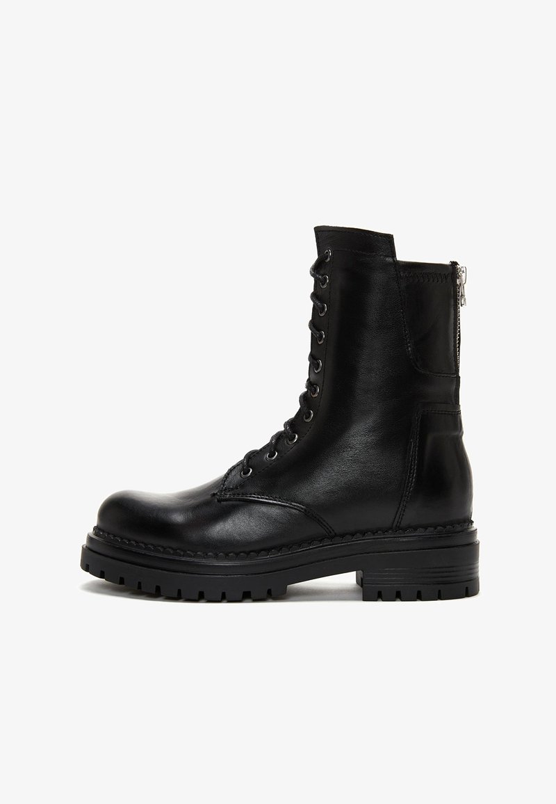 Bottine en cuir noir avec un bout arrondi, des lacets sur le devant, une fermeture éclair latérale et une semelle épaisse en caoutchouc noir à crampons. Texture lisse et coutures minimales.
