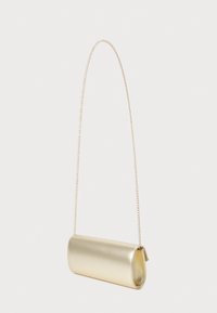 Metallinen kultainen clutch-laukku, jossa on cylindrical muoto, pitkä ketjuhihna ja sileä, kiiltävä pinta, täydellinen iltakäyttöön.