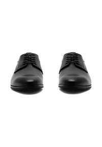 Juoda oda su raišteliais su lygia apdaila, apvaliu nosiu ir subtiliais siuvinėjimo akcentais. Ploni juodi pado, su minimaliais raštais.