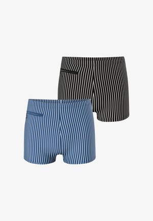 Zwei Paar gestreifte Badehosen, eine blaue und eine schwarze, jeweils mit vertikalen weißen Streifen und einer kleinen Reißverschlusstasche an der Seite.