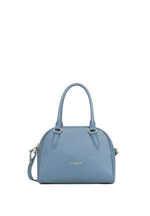 Sac à main en cuir bleu clair avec deux poignées, ferrures dorées et logo "Lancaster Paris" à l'avant.