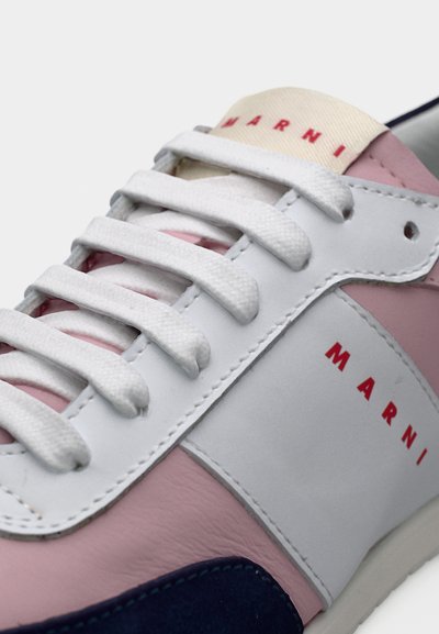 Δερμάτινο αθλητικό παπούτσι με συνδυασμό ροζ, λευκού και ναυτικού μπλε. Διαθέτει λευκή γλώσσα, επίπεδους κορδόνια και κόκκινη λεπτομέρεια λογότυπου στο πλάι. Ομαλή υφή.