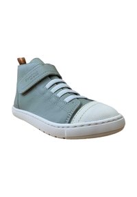 Zapatilla de caña alta en cuero gris claro con puntera de goma blanca. Cuenta con cordones blancos, una tira de velcro y un acento en color marrón claro en el talón.