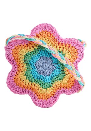 Háčkovaná taška v tvare kvetu s vlnitými okrajmi v dúhových farbách a viacfarebným skrúteným remienkom cez vrch.