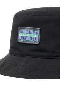 Schwarzer Bucket Hat aus robustem Material. Mit einem Gummipatch von Quiksilver mit einem türkis-blauen Design auf der Vorderseite. Texturierter Schirm.