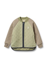 Veste bomber matelassée en vert olive et beige. Caractéristiques : fermeture éclair, poignets côtelés et patch logo sur la poitrine gauche.