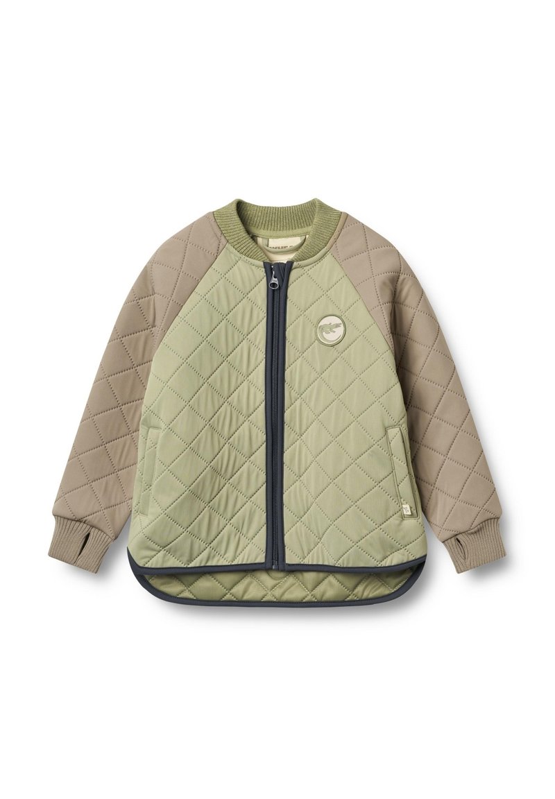 Veste bomber matelassée en vert olive et beige. Caractéristiques : fermeture éclair, poignets côtelés et patch logo sur la poitrine gauche.