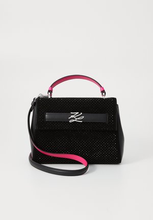 Sac à main noir avec une finition texturée, doté d'une anse et d'une bandoulière rose, de quincaillerie en argent et d'un détail logo à l'avant.
