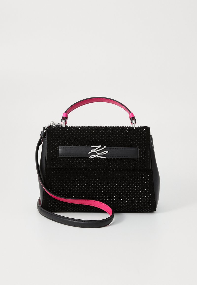 Borsa nera con finitura testurizzata, dotata di una maniglia rosa e di una tracolla, ferramenta in argento e dettaglio del logo sulla parte anteriore.
