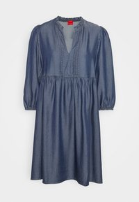 Denim mekko, jossa on röyhelökaulus, puffihihat ja pleatattu vyötärö syvässä sinisessä värissä. Ominaisuuksiin kuuluu koristeellinen napitus.