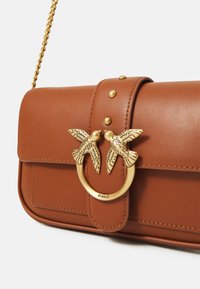 Pinko LOVE ONE POCKET  - Torba čez telo - cuoio/antique gold-coloured