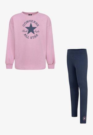 Felpa rosa con maniche lunghe e grafica "Converse All Star". Leggings blu navy con logo alla caviglia, entrambi in tessuto morbido e elasticizzato.