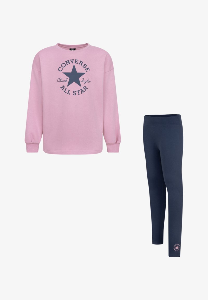 Felpa rosa con maniche lunghe e grafica "Converse All Star". Leggings blu navy con logo alla caviglia, entrambi in tessuto morbido e elasticizzato.