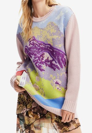 Sweter z pastelowymi różowymi rękawami i kolorowym krajobrazem przedstawiającym fioletowe góry, zielone pola, rzekę oraz mały biały domek z czerwonym dachem.