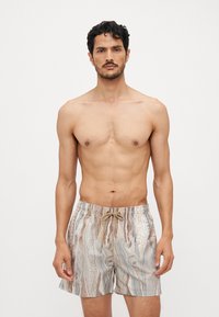 Shorts de bain en tissu léger, ornés d'un motif de vagues dans des tons beige et gris atténués, avec une taille élastique et un cordon de serrage.