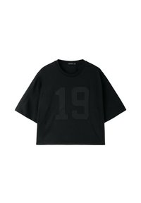 T-shirt court noir à manches courtes avec un col rond et un grand numéro 19 en relief à l'avant.