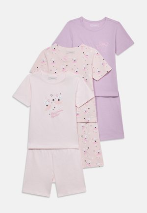 Trzy zestawy dziecięcych piżam z krótkim rękawem i szortów w różowym i lawendowym kolorze, z nadrukami baletowych króliczków i kokardką.