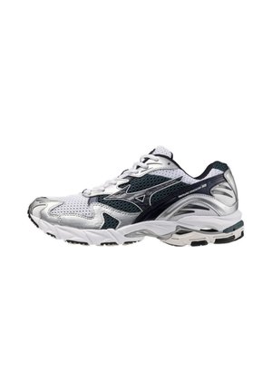 Scarpa da corsa con tomaia in mesh bianco, dettagli in argento e nero, curve morbide, design a strati e suola imbottita per il supporto.