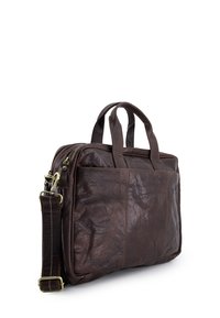 Brun læder aktetaske med lynlåslukning, dobbelt topgreb, skulderrem og struktureret overflade. Har enkelt syning og et robust design.