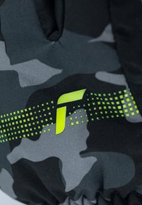 Schwarzer und grauer Tarnmusterstoff mit einer strukturierten Oberfläche, der ein auffälliges grünes Logo und punktuelle Akzente aufweist.