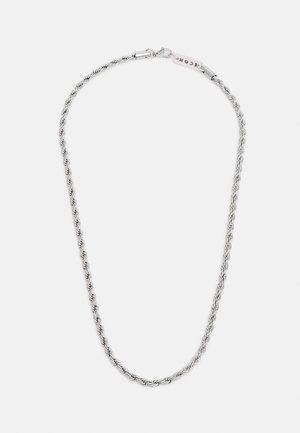 Sidabrinė grandinėlė, kurią sudaro išsuktos jungtys, lygi tekstūra ir omaro tipo sagtis su mažuoju ženkleliu.