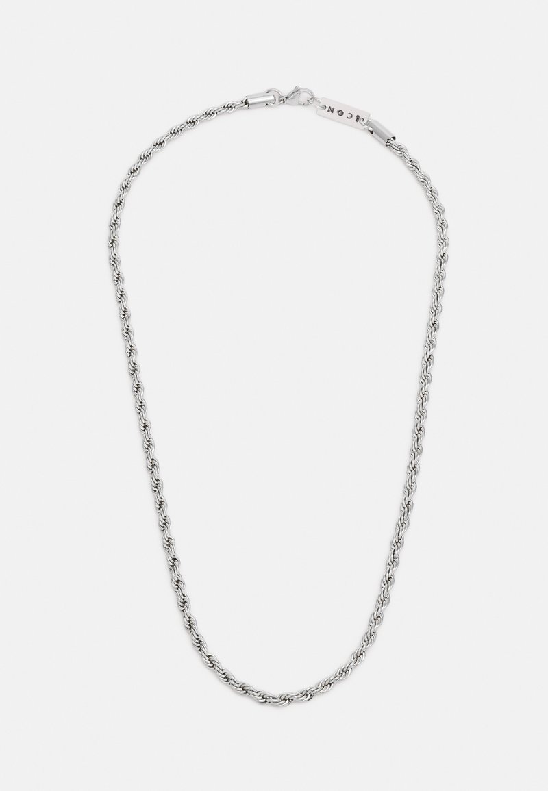 Collana in argento con maglie attorcigliate, texture liscia e chiusura a moschettone con un piccolo ciondolo.