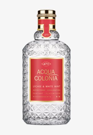 Klare, strukturierte Glasflasche mit gold- und rotfarbenem Etikett, auf dem "Acqua Colonia Lychee & White Mint" steht, und rotem Verschluss mit goldfarbenen Akzenten.