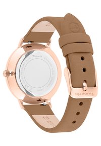 Rosegold Metall Uhr mit braunem Lederarmband. Verfügt über ein Gehäuse aus Edelstahl, runde Form und minimalistisches Design.