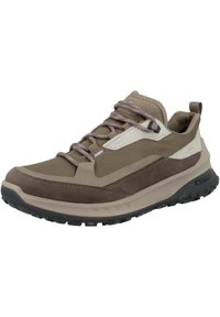 Scarpa da trekking marrone con tomaia in mesh, rinforzi, lacci viola e suola in gomma nera resistente con un motivo testurizzato.