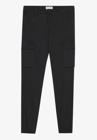Pantaloni cargo neri con un design affusolato, dotati di due tasche laterali, polsini elasticizzati e chiusura con bottone in vita.