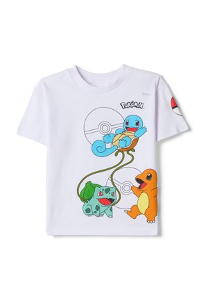 Camiseta blanca de manga corta con los coloridos personajes de Pokémon Squirtle, Bulbasaur y Charmander conectados por líneas verdes y Poké Balls en el fondo.