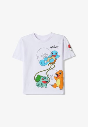 Chemise blanche à manches courtes avec les personnages colorés de Pokémon : Carapuce, Bulbizarre et Salamèche, reliés par des lignes vertes et des Poké Balls en arrière-plan.