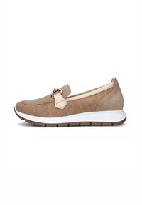 Scarpa beige slip-on con tessuto testurizzato e dettagli in suede liscio. Caratterizzata da un dettaglio in metallo decorativo e una suola in gomma bianca.