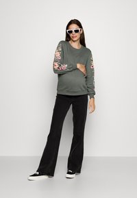 ONLY MATERNITY OLMCONNY  - Sweatshirt - balsam green