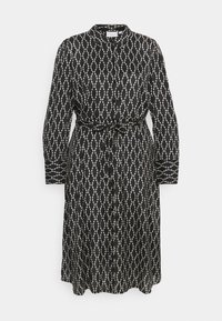 Vestido negro con patrones ovalados en blanco, de mangas largas, con cierre de botones en el frente, cinturón anudado en la cintura y largo por debajo de la rodilla. Textura suave.