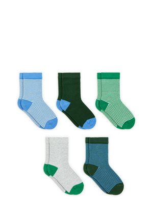 Cinq paires de chaussettes pour enfants en bleu, vert et gris avec des motifs rayés et unis, disposées sur un fond blanc.