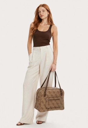 Guess, GUESS SAC VOYAGE BERTA TOILETRY TRAIN LATTE LOGO BROWN - Sac week-end - latte logo brown