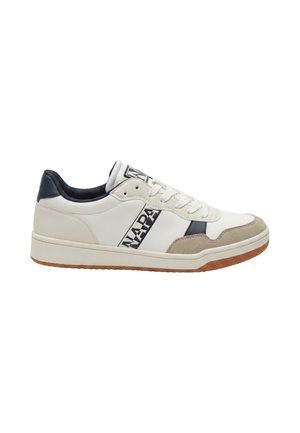 Weißer Sneaker mit niedrigem Schaft, beiger Wildlederspitze, navyfarbener Ferse und Akzenten, weißen Schnürsenkeln, Gummisohle und "NAPAPIJRI"-Logo an der Seite.