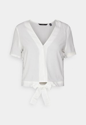Camisa curta de manga curta, branca, com decote em V, fecho de botão e detalhe de laço na bainha. Feita de um tecido leve com uma textura suave.