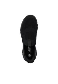 Chaussure de sport noire avec une tige en maille respirante, un col élastique et une semelle intérieure rembourrée. Semelle extérieure en caoutchouc épais avec un profil texturé pour une adhérence optimale.