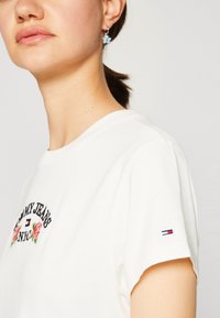 Tommy Jeans FLORAL FLAG - Printtipaita - ancient white