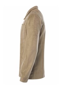 Giacca in suede beige con colletto, maniche lunghe e taschino sul petto. Texture liscia e vestibilità su misura, che mostra un design minimalista.